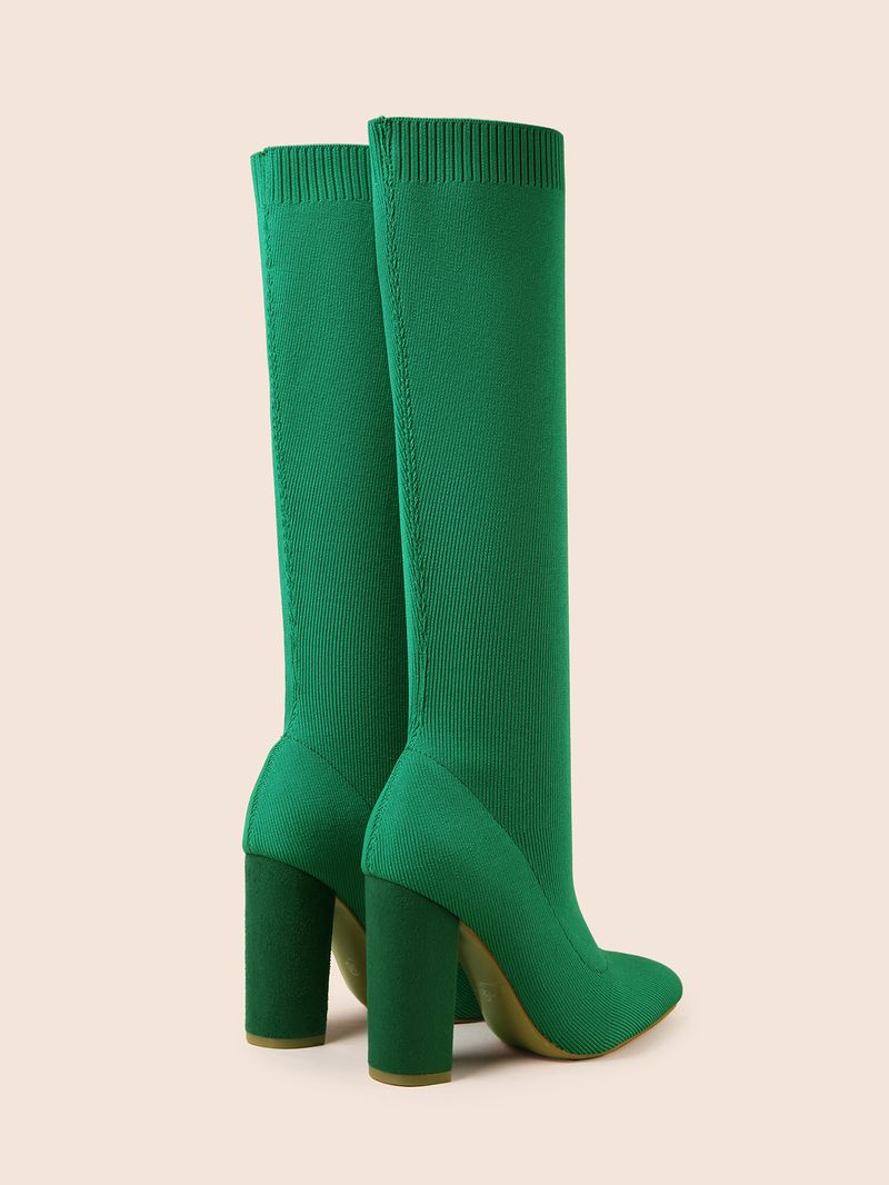 Plus-suuruses reieni ulatuvad saapad teravate jämedate kontsadega, mis ei ulatu põlvest kaugemale_voghion.com