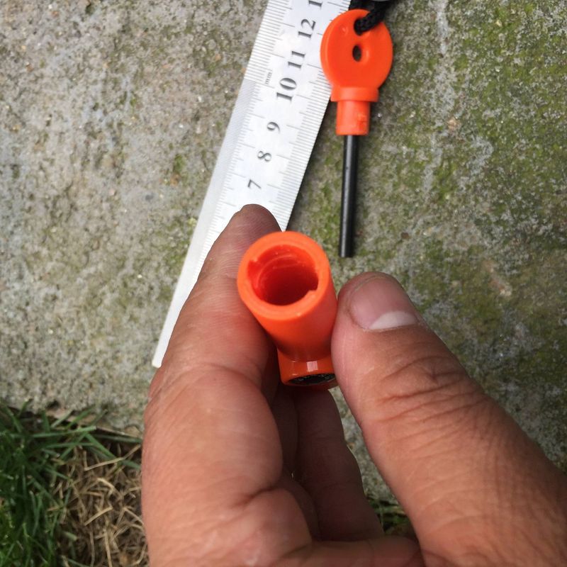 5-in-1-Überlebenspfeife mit Feuerstarter, Kompass und Vogelruf – Notfall-Outdoor-Tool für Camping, Wandern und Abenteuer (Schwarz/Rot/Orange)_voghion.com