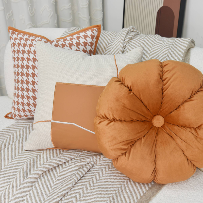 Cuscini per divani color crema, cuscini con motivi floreali, poggiatesta per letto moderni e minimalisti dai toni caldi_voghion.com