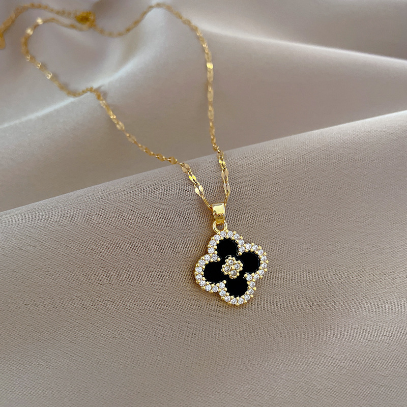 Collana con ciondolo a forma di trifoglio portafortuna in acciaio inossidabile con diamanti squisiti per donna, moda, romantica, festa femminile, catena per clavicola, gioielli_voghion.com
