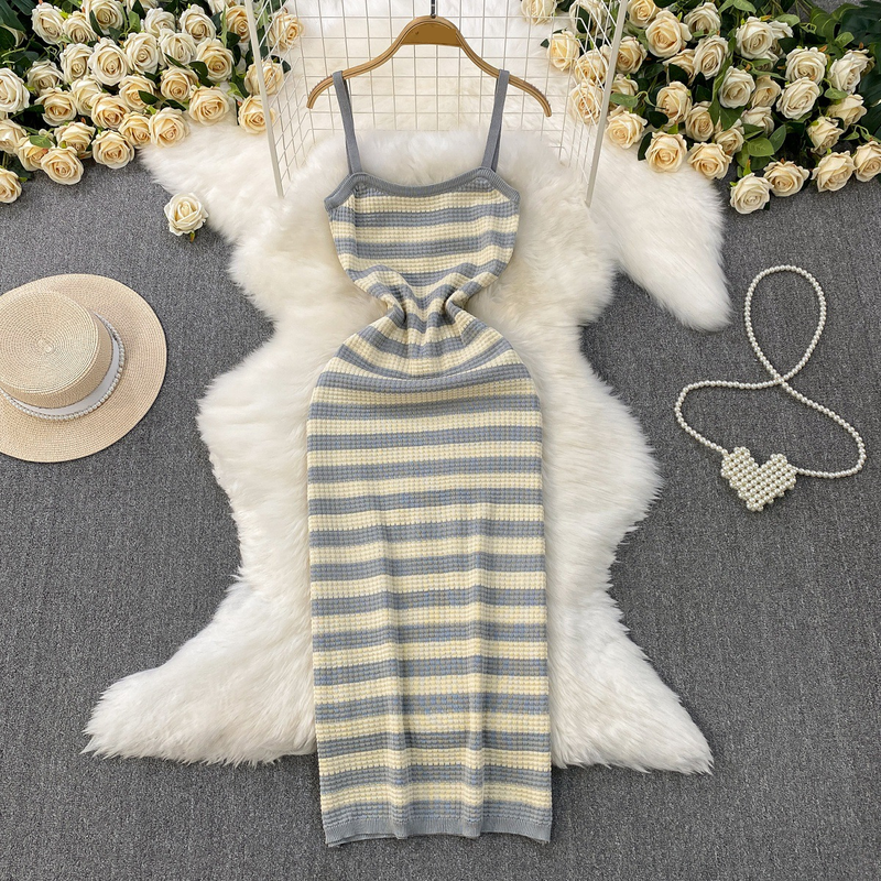 Abito da donna a righe in maglia con bretelle, gonna lunga per le vacanze, snellente per il temperamento e per i fianchi_voghion.com