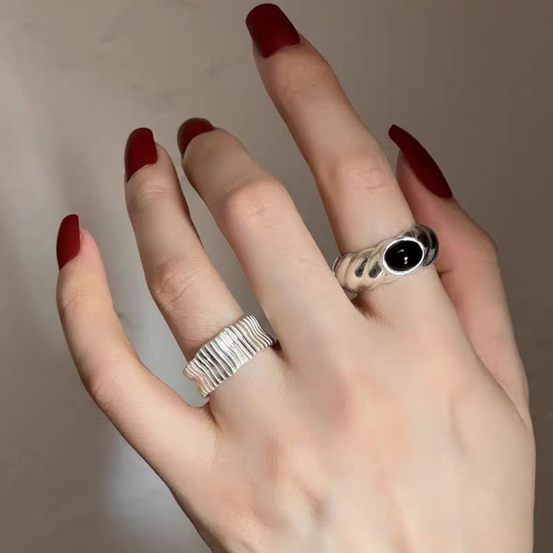 Anillo de índice abierto estilo hip hop con diseño de rayas, estilo samurái negro premium y masa frita dulce y fresca_voghion.com