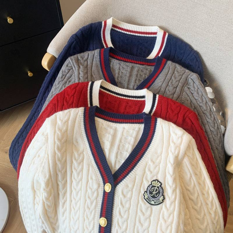 Damenbekleidung V-Ausschnitt Strickjacke – College-inspirierter Kurzpullover für Damen"_voghion.com