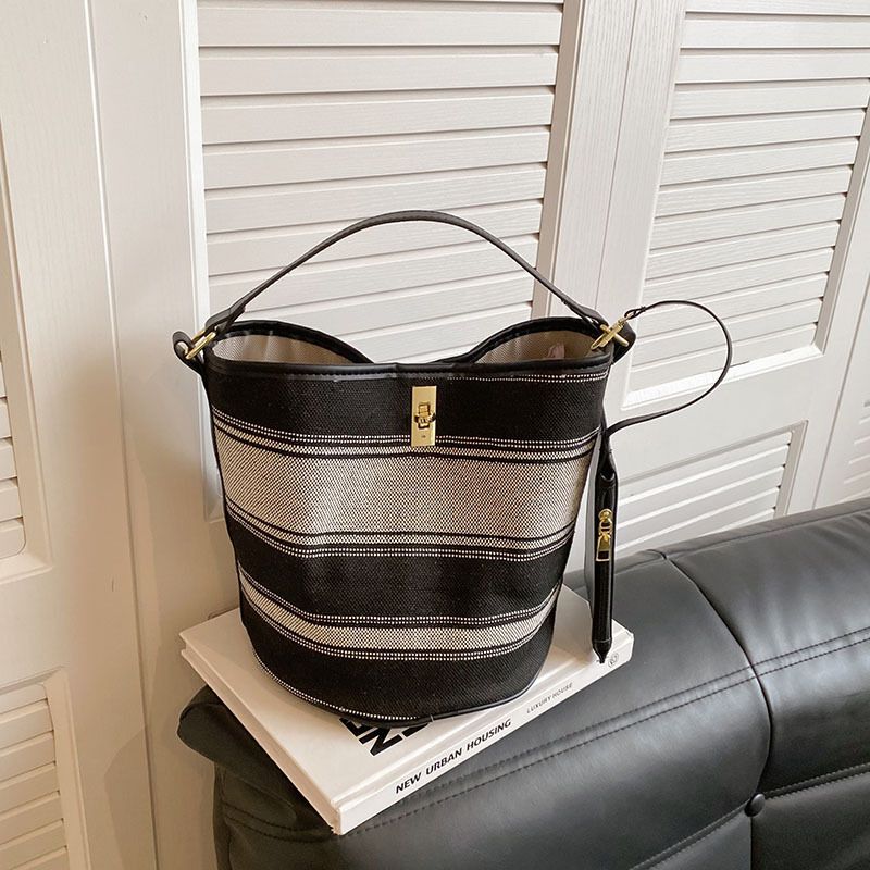 Beibei Shangpin 2023 Herfst/Winter Nieuwe Vrouwen Stijl Gestreepte Canvas Emmer Handheld Een Schouder Diagonale Straddle Bag_voghion.com