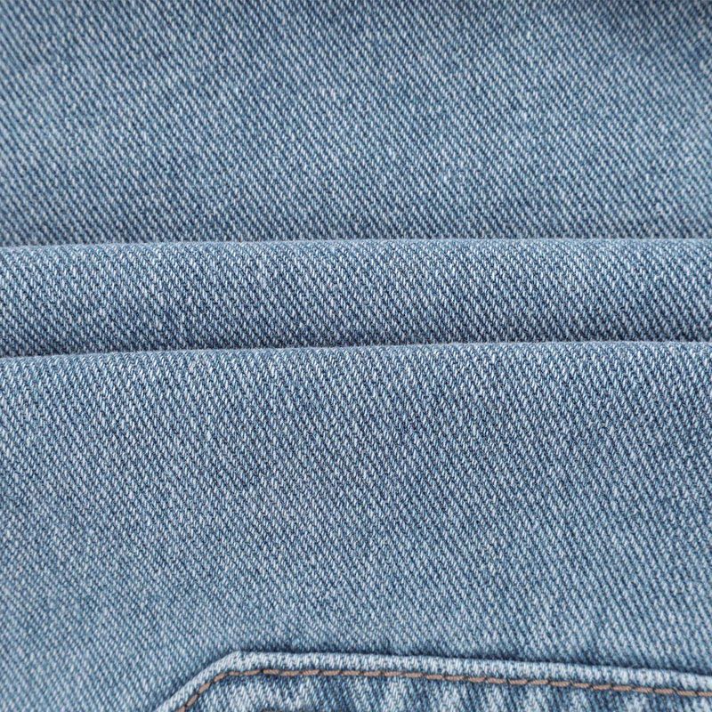 Ropa informal de moda para hombre: pantalones cortos vaqueros rotos con tirantes_voghion.com