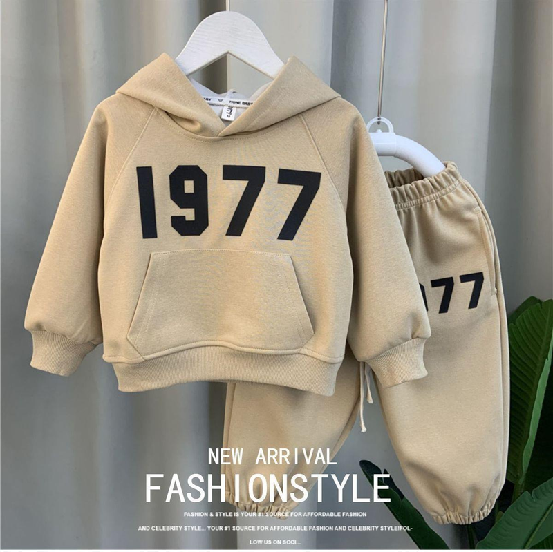 Koreanische Ausgabe für Kinder, hübsches, modisches, bequemes Kapuzenpullover-Set für Frühling und Herbst 2023, neue Mode von 1977_voghion.com
