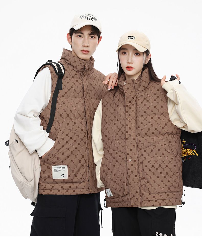 Damenmode-Paar trägt ärmellose Weste, lockere Außenkleidung, Modemarke und warmen Baumwollmantel_voghion.com