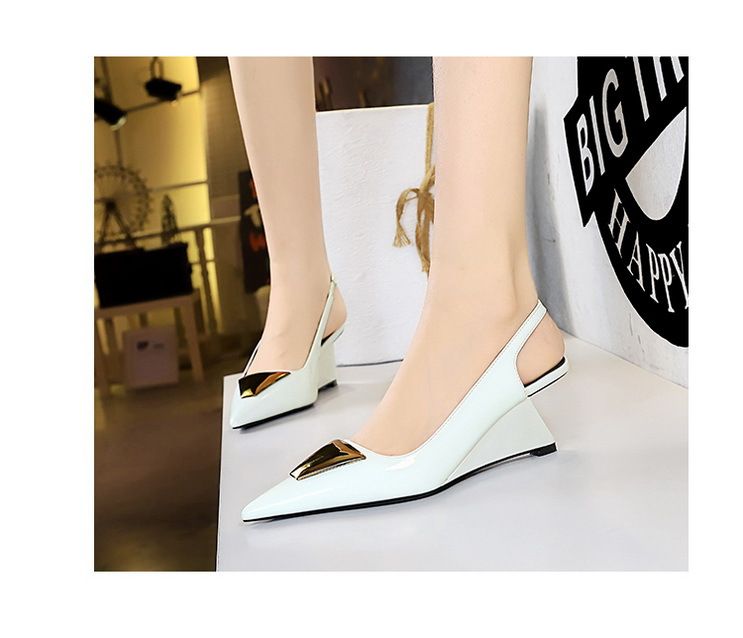 1097-K55 Stil Damenschuhe mit hohen schrägen Absätzen, Lackleder ausgehöhlten Rückenriemen, flacher Mund spitz_voghion.com