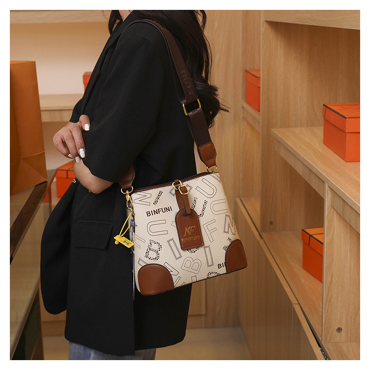 2024 New Good Style Retro Simple Versatile Large Capacity One Shoulder Crossbody Bag Casual Handbag Water Bucket Bag for Women_voghion.com