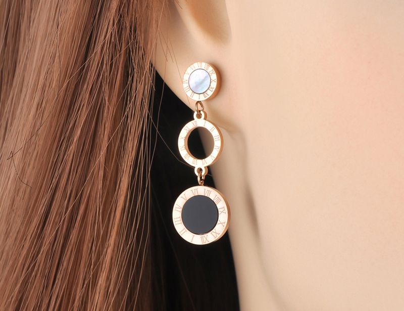 Collana girocollo a conchiglia con numeri romani in acciaio inossidabile e titanio Lokaer Classic per donne e ragazze, ciondolo con ciondolo chic._voghion.com