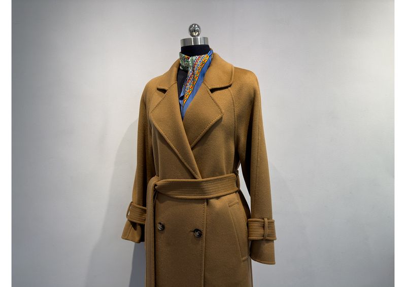 Trench double-face di lusso in misto cashmere e seta per donna – Elegante design con spalle scese, cappotto lungo aderente con drappeggio lusinghiero_voghion.com