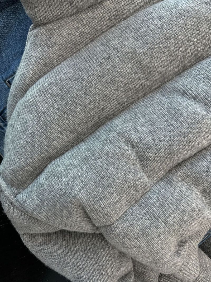 Korte gewatteerde jas voor dames - Wintergrijze fleecejas, opstaande kraag, slanke pasvorm met prinsessenmouwen_voghion.com