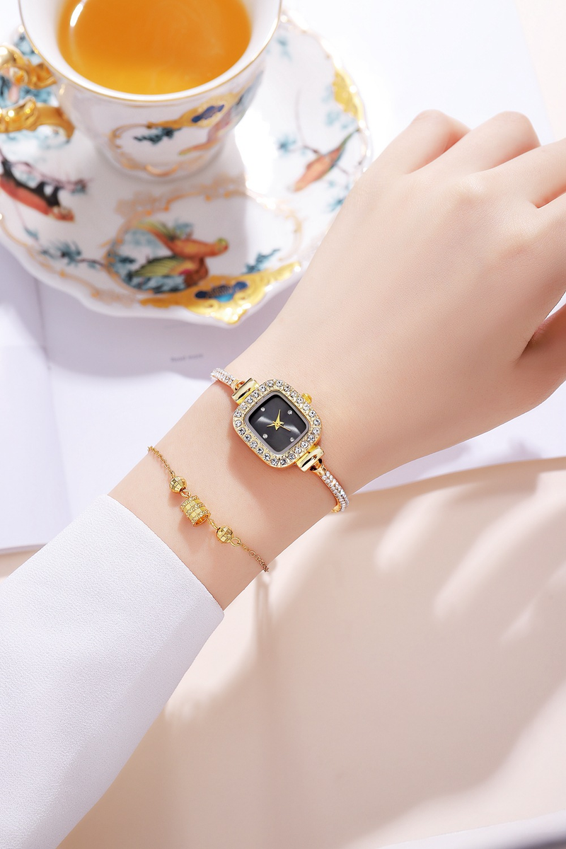 Orologio da polso da donna con quadrante piccolo quadrato di vendita calda, trasmissione in diretta con cinturino sottile, orologio da donna con temperamento, un pezzo di orologio_voghion.com