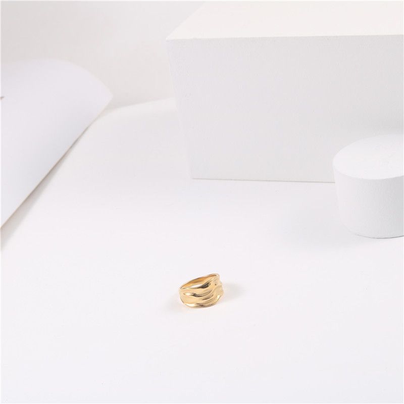Anello da donna in acciaio al titanio placcato con motivo a martello largo, stile freddo, con texture neutra irregolare, design di design_voghion.com
