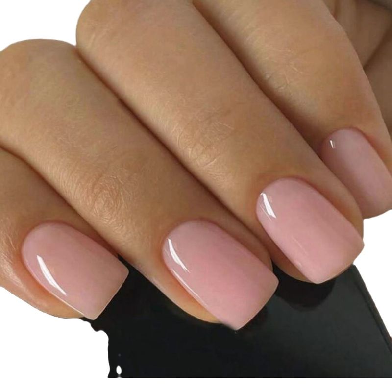 Nude indossando le nuove compresse per unghie finte rosa Pure Desire_voghion.com