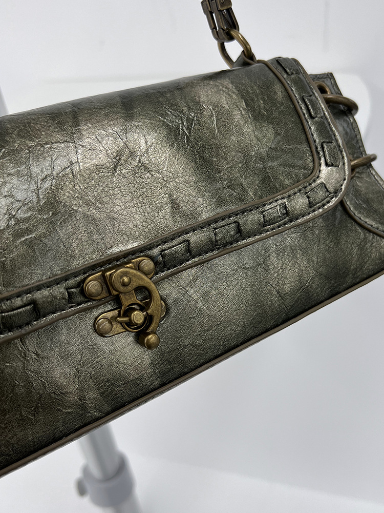 Design originale di Meiya Fibbia con chiusura subcultura vintage, borsa sottobraccio in rame antico e oro, borsa a tracolla, abito da sera_voghion.com