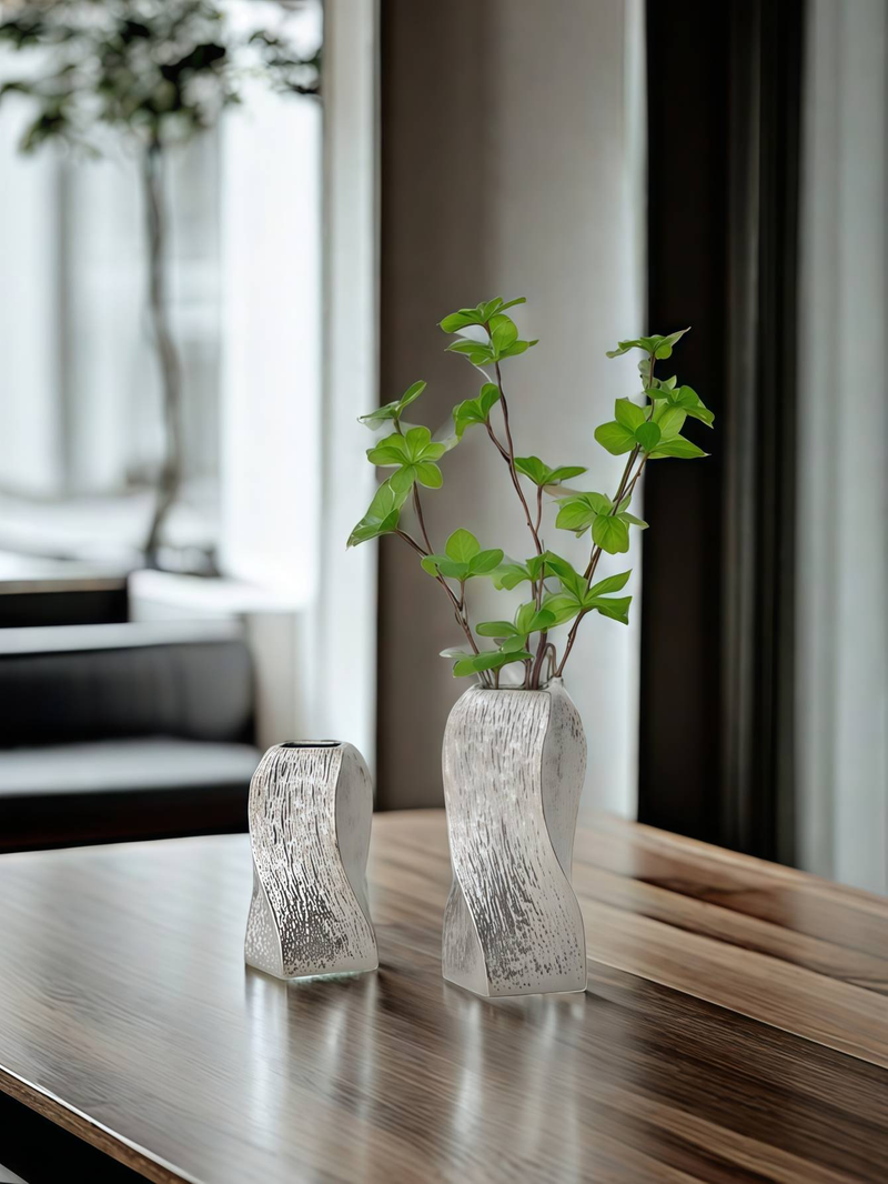 Vase torsadé en céramique plaquée argent – Décoration polyvalente pour balcon, chambre ou bureau
ACZT_voghion.com