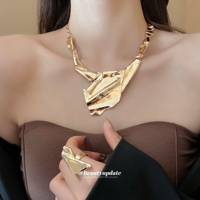 Geometric Twisted Pleated Set Personality Design Collarbone Chain 2025 Exaggerated High-end Sense Necklace For Women_voghion.com