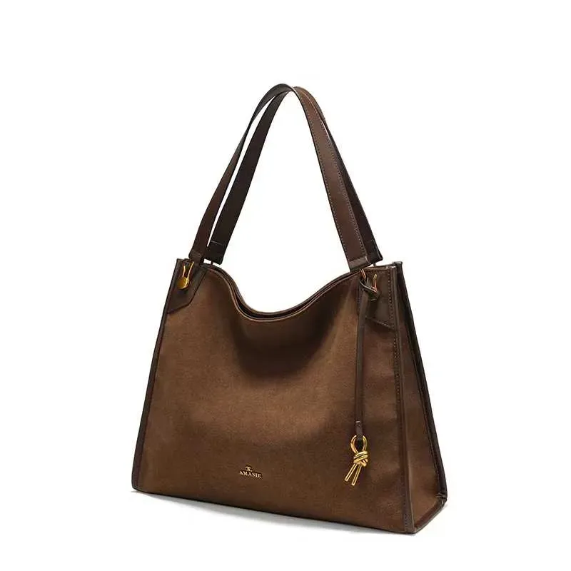 Borsa a secchiello in pelle nuova e versatile COCIO, design di nicchia, borsa da donna moderna e di grande vendita_voghion.com