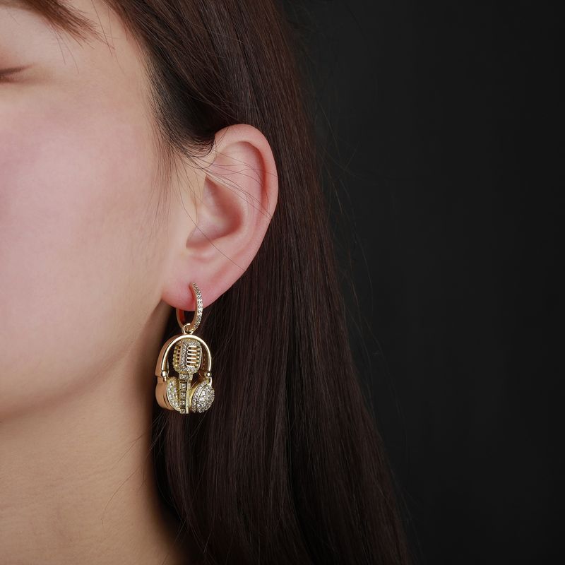 Orecchini in oro con microfono e zirconi intarsiati, tendenza nazionale hip hop_voghion.com