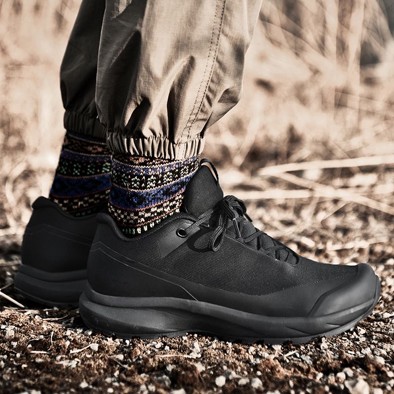 Neue mittelhohe, warme Outdoor-Wanderschuhe mit Spritzwasserschutz_voghion.com