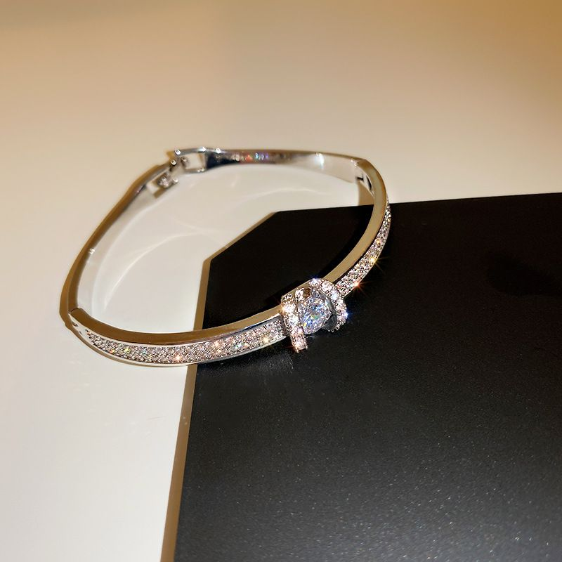 Designer Fashion Geometric Dia-encrusted Roman Circle Girlfriends Bracelet_voghion.com