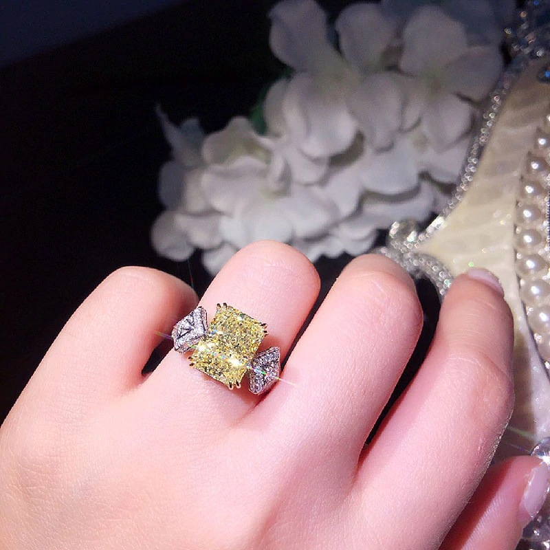 Cao Shis luxuriöser 10 x 14 mm quadratischer Diamant-Zirkonring als Geschenkaccessoire zum Valentinstag_voghion.com