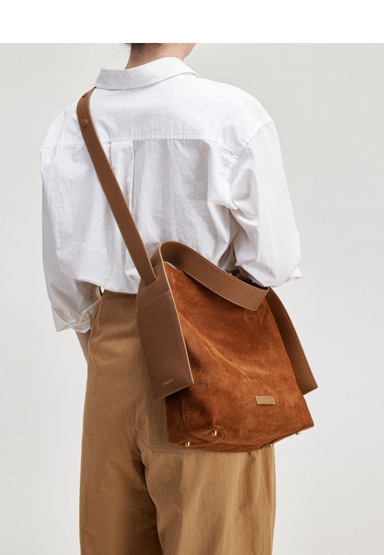 Songmont Sac à bandoulière en daim de taille moyenne avec oreilles de styliste pour banlieue Maillard Dressing_voghion.com