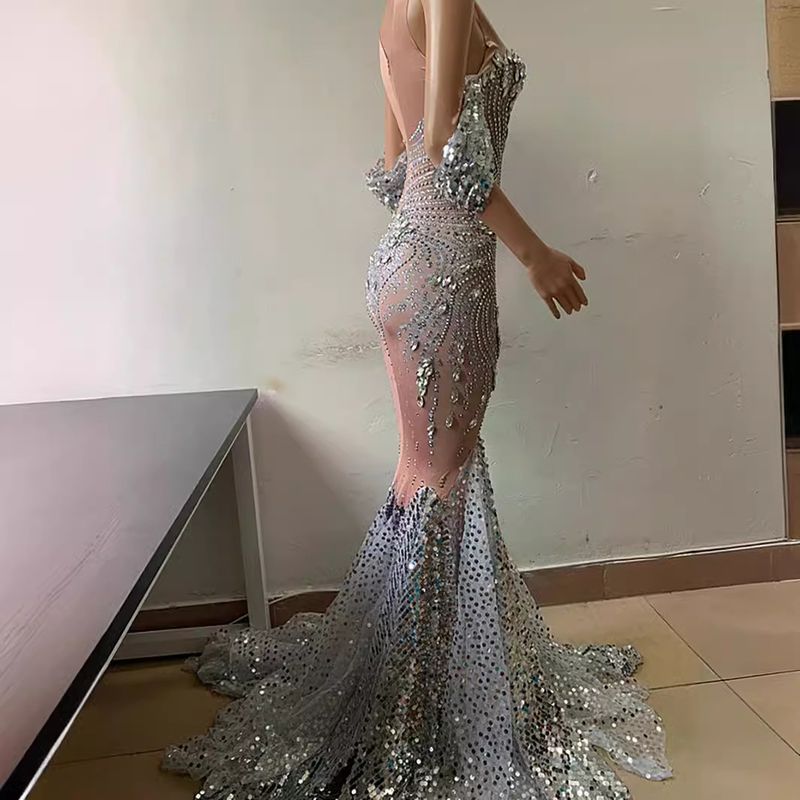 Damenbekleidungsschau: Elegantes, schulterfreies Netzkleid mit leuchtenden Kristallpailletten und Brautkleid_voghion.com