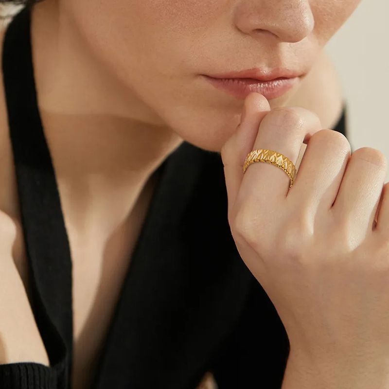 Anillo de metal martillado S925 plata esterlina bañado en oro anillo de lujo ligero joyería de plata_voghion.com