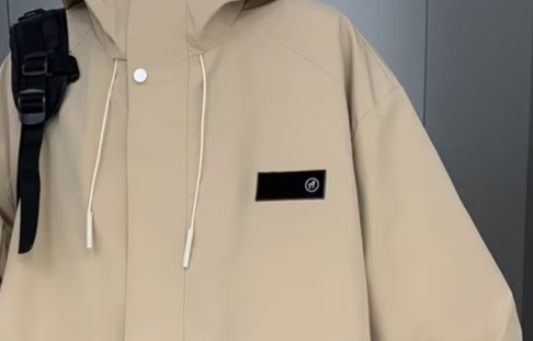 Wasserdichte Windjacke für Herren – Leichter Outdoor-Mantel mit Kapuze für Wandern & Streetwear (Schwarz/Beige)_voghion.com