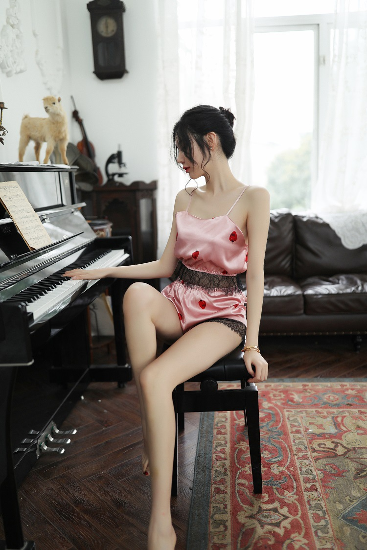 Ensemble de sous-vêtements amusants en dentelle avec short en soie et pois à fleurs de fraise_voghion.com
