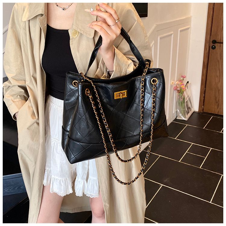 Borsa a tracolla trapuntata con catena da donna - Borsa a tracolla di grande capacità con morbida pelle PU, chiusura a lucchetto e tasche multiple_voghion.com