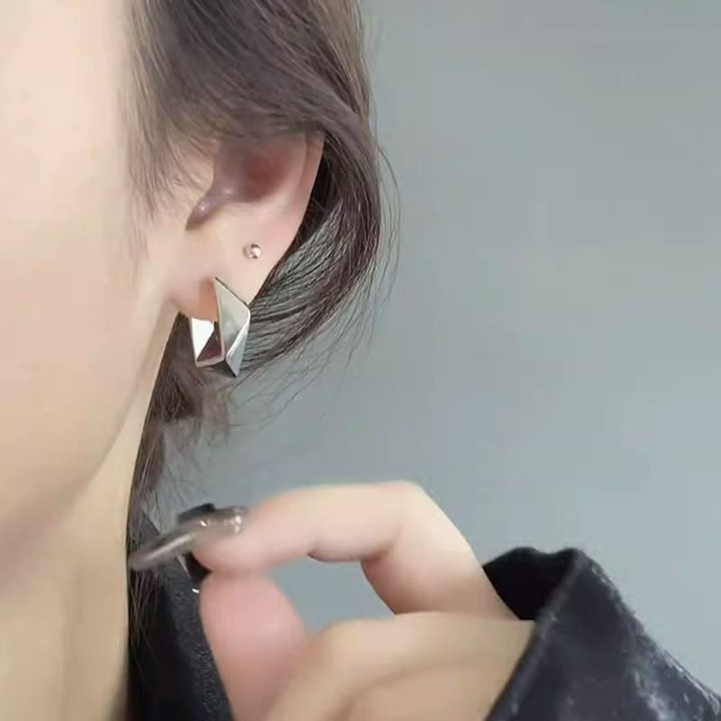 Orecchini a polsino con design irregolare a rombo tridimensionale in metallo argentato, stile minimalista, luce di nicchia, di alta gamma_voghion.com