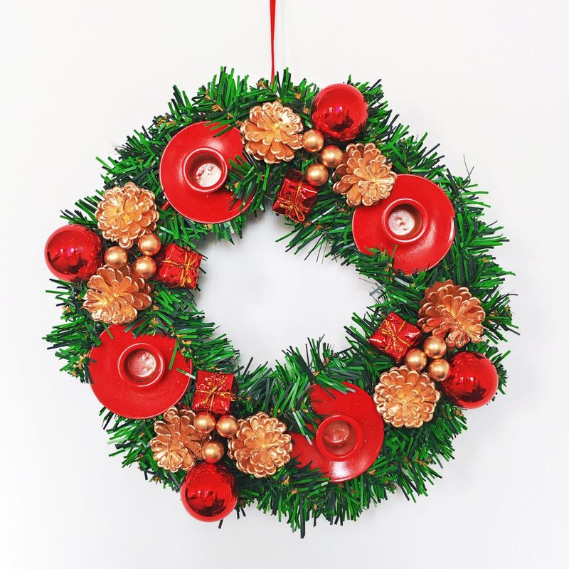 Couronne élégante de bougeoirs de Noël ornée de baies rouges et de pommes de pin, centre de table festif de 30 cm pour la décoration des fêtes._voghion.com