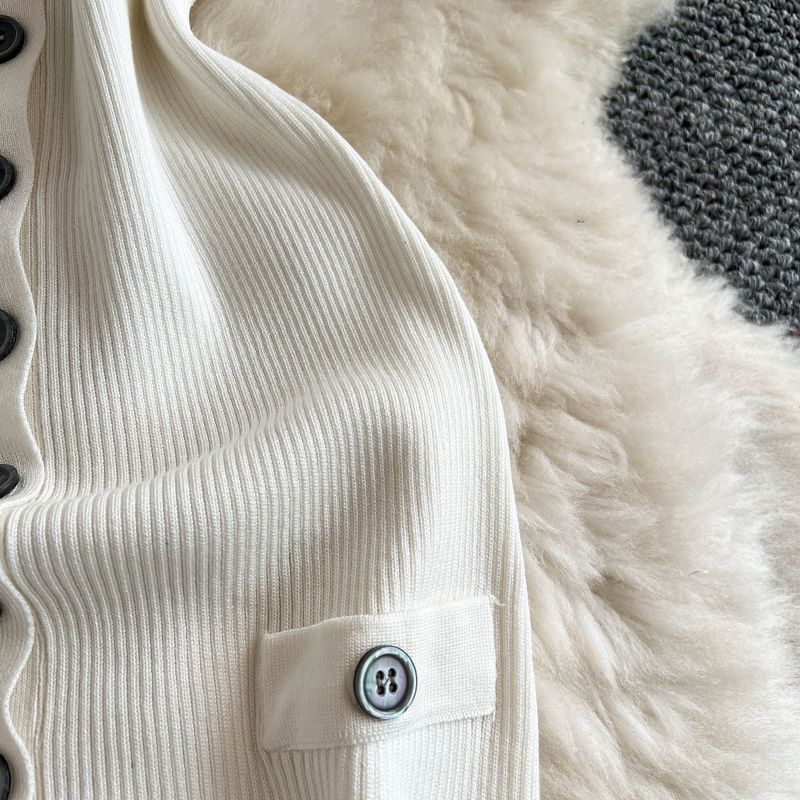 Abito da donna in maglia retrò, senza maniche, con scollo rotondo, vestibilità attillata, monopetto, gonna aderente con cintura sui fianchi, lunghezza media_voghion.com