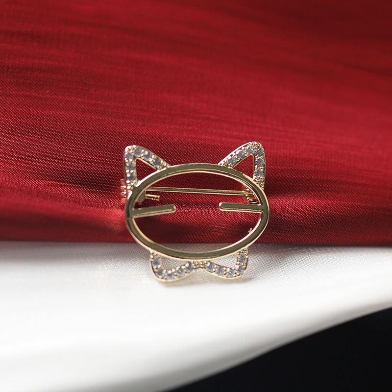 Koreaanse minimalistische anti-slip broche met striktemperament voor dames, vaste kleding, truien, pakken, gespaccessoires_voghion.com