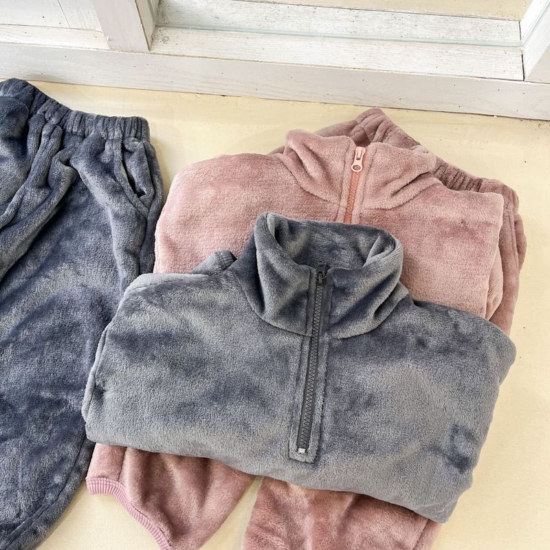 El terciopelo coralino del bebé del otoño/invierno de los muchachos de los pijamas de la franela de los niños fijó Homewear de las muchachas de los niños_voghion.com
