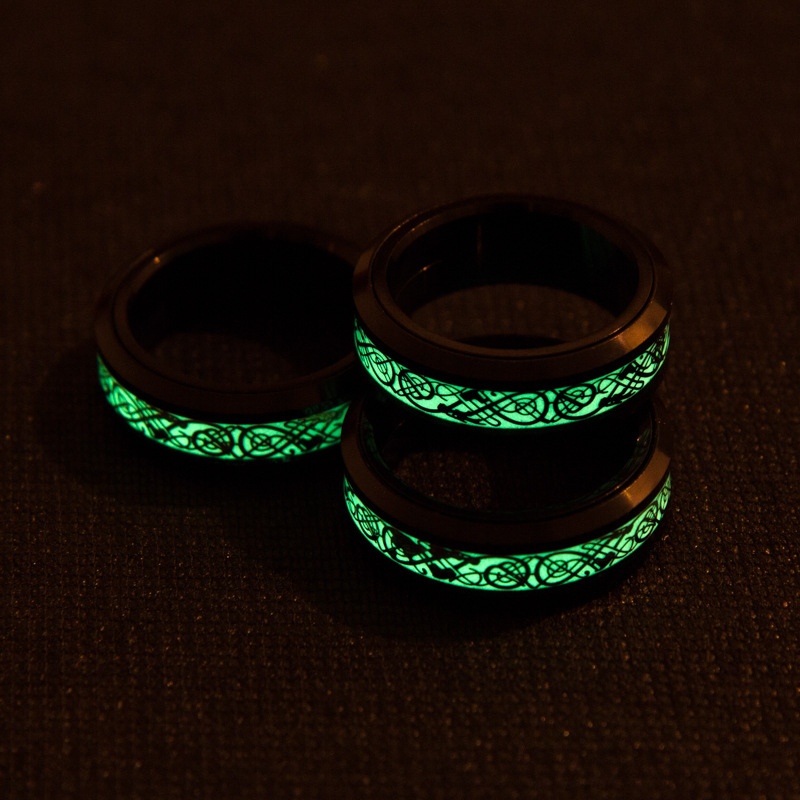 Gli uomini trasformano l'anello del drago che si illumina al buio in un anello rotante per ridurre lo stress_voghion.com
