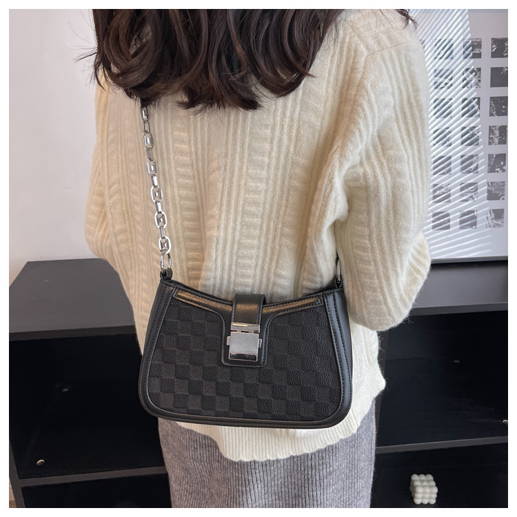 Bolso de cadena con sentido de gama alta de estilo extranjero de celebridades de Internet, novedad de verano, bolso de mujer con textura de tendencia, bandolera de un solo hombro con tablero de ajedrez, 2023_voghion.com