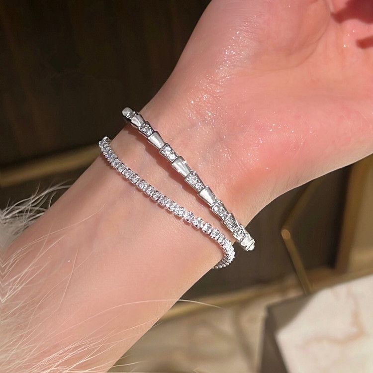 Un design de nișă cu o brățară cu textură de diamant strălucitoare cu deschidere în formă de șarpe de piatră de ochi de pisică de ultimă generație, ușoară pentru femei_voghion.com