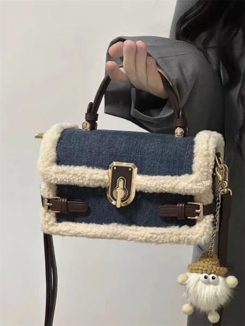 Shearling 2025 Fashion Fall/Winter Snap-Closure Shoulder Bag_voghion.com