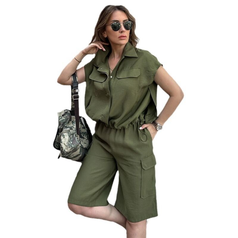 Completo da donna in due pezzi, casual, ampio, tinta unita, con camicia e pantaloncini, colletto rovesciato_voghion.com