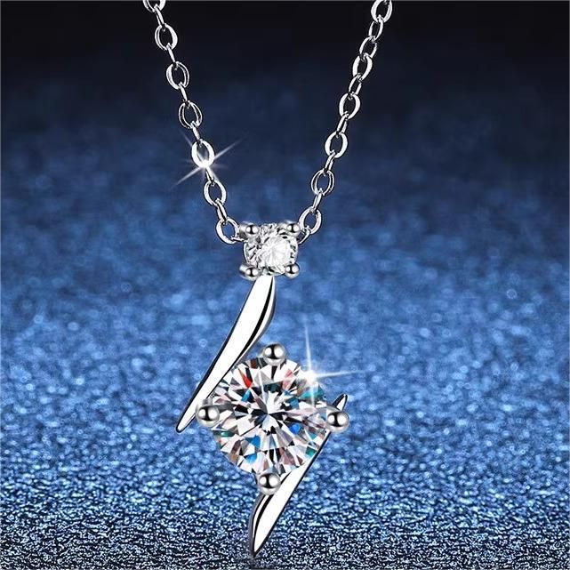 Collier en argent S en forme de S avec pendentif en mosonite éclair pour femme avec un design unique et une chaîne de cou de luxe légère et polyvalente_voghion.com
