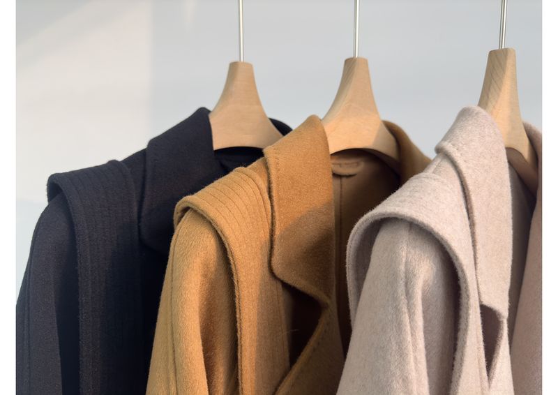 Trench double-face di lusso in misto cashmere e seta per donna – Elegante design con spalle scese, cappotto lungo aderente con drappeggio lusinghiero_voghion.com
