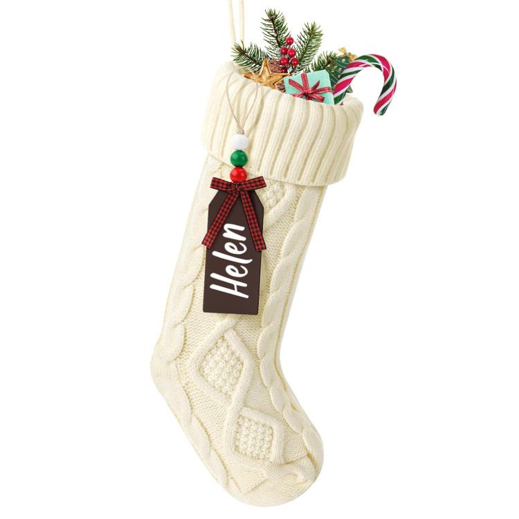 Gezellige gebreide kerstsokken met houten kralenlabels - feestelijke decoratie voor de open haard, kerstboom en cadeauzakjes (groen/rood/wit 32 cm)_voghion.com