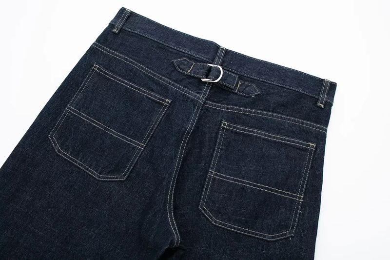 Giacca in denim con maniche arrotolate e pantaloni lunghi dritti da donna, autunno 2023_voghion.com