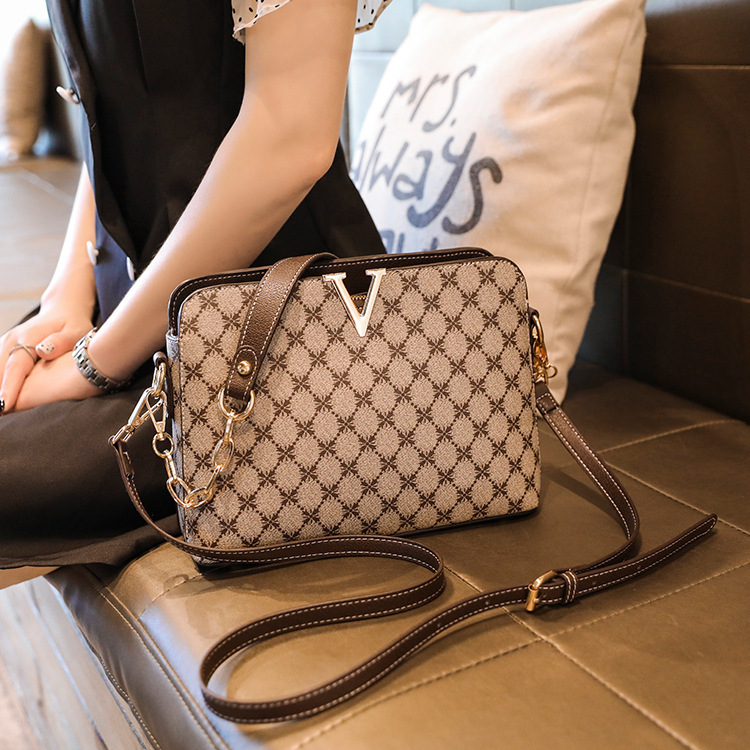 Die neue Damentasche ist eine modische und leicht zu tragende Retro-bedruckte Muscheltasche mit schräger Umhängetasche und Kettenhandtasche_voghion.com