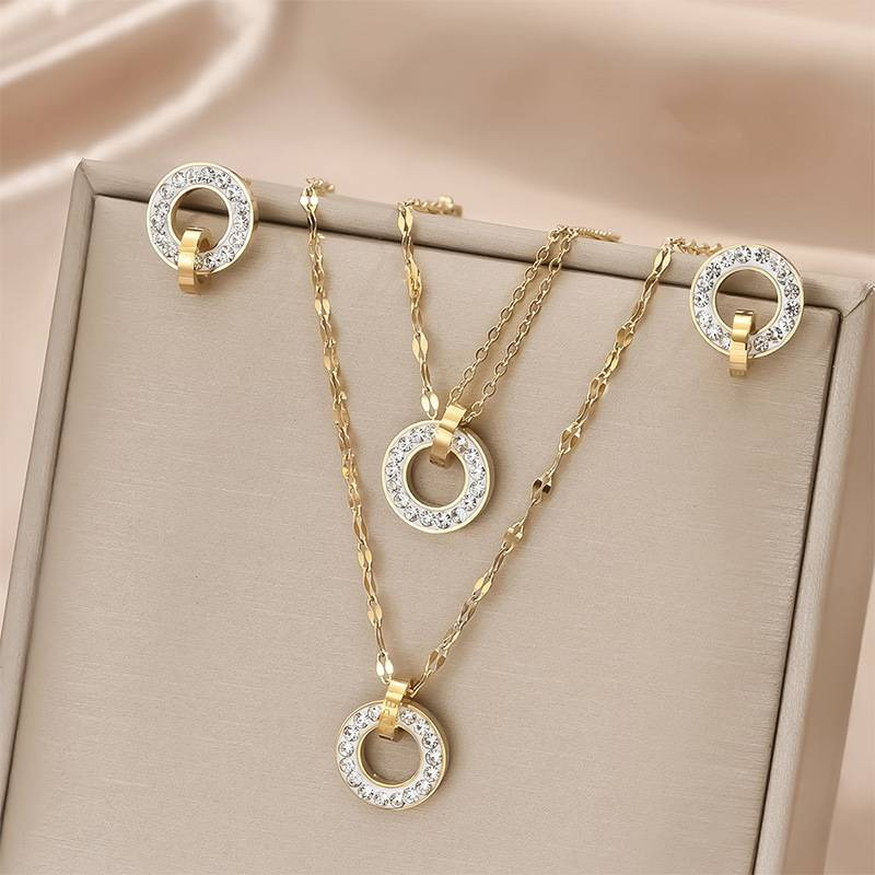 Gioielli da donna, anello geometrico con diamanti, orecchini abbinati, bracciale in acciaio al titanio, collana con catena portafortuna, gioielli versatili_voghion.com