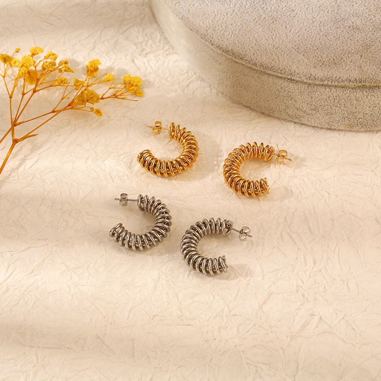 Orecchini semplici in acciaio al titanio da donna, in stile europeo e americano, con design a molla in acciaio inossidabile intrecciato_voghion.com